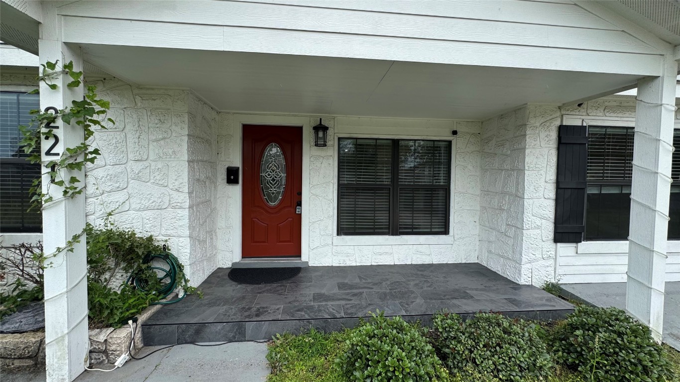 221 Hyta Street Houston, TX 77018 - Photo 31 of 35 a view of entrance of the house