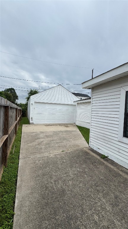 221 Hyta Street Houston, TX 77018 - Photo 32 of 35 a view of a garage
