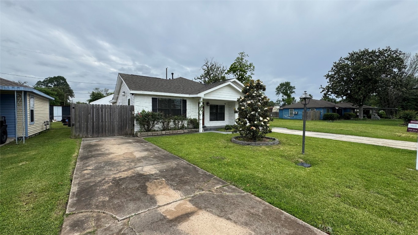 221 Hyta Street Houston, TX 77018 - Photo 34 of 35 a view of a house with backyard and a tree