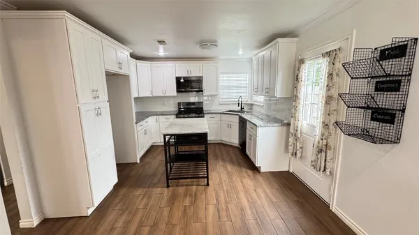 $2,450 | 221 Hyta Street, Houston, TX 77018