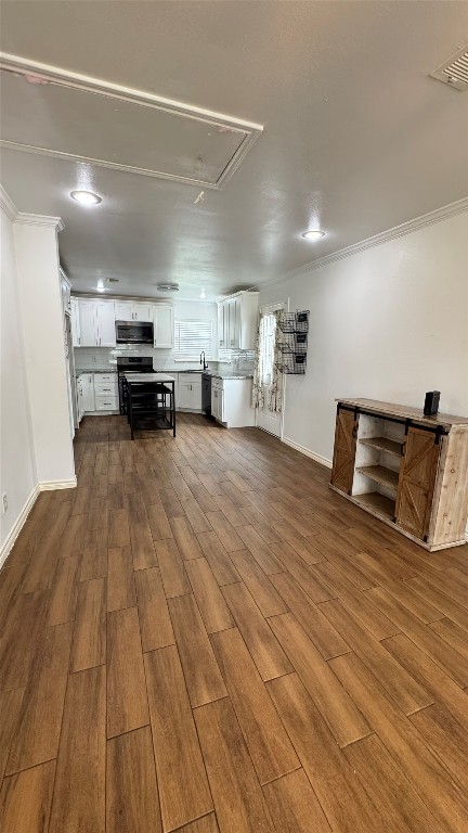 221 Hyta Street Houston, TX 77018 - Photo 9 of 35 a view of a room with wooden floor and furniture