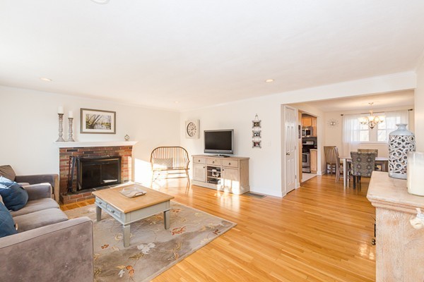 30 Patricia Road Peabody, MA 01960 - Photo 3 of 27 Gallery Image 3