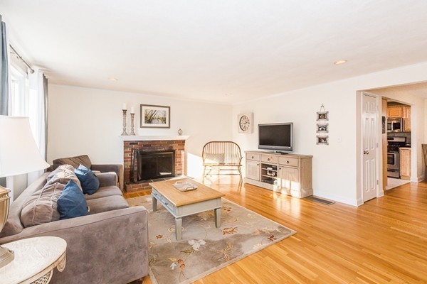 30 Patricia Road Peabody, MA 01960 - Photo 4 of 27 Gallery Image 4