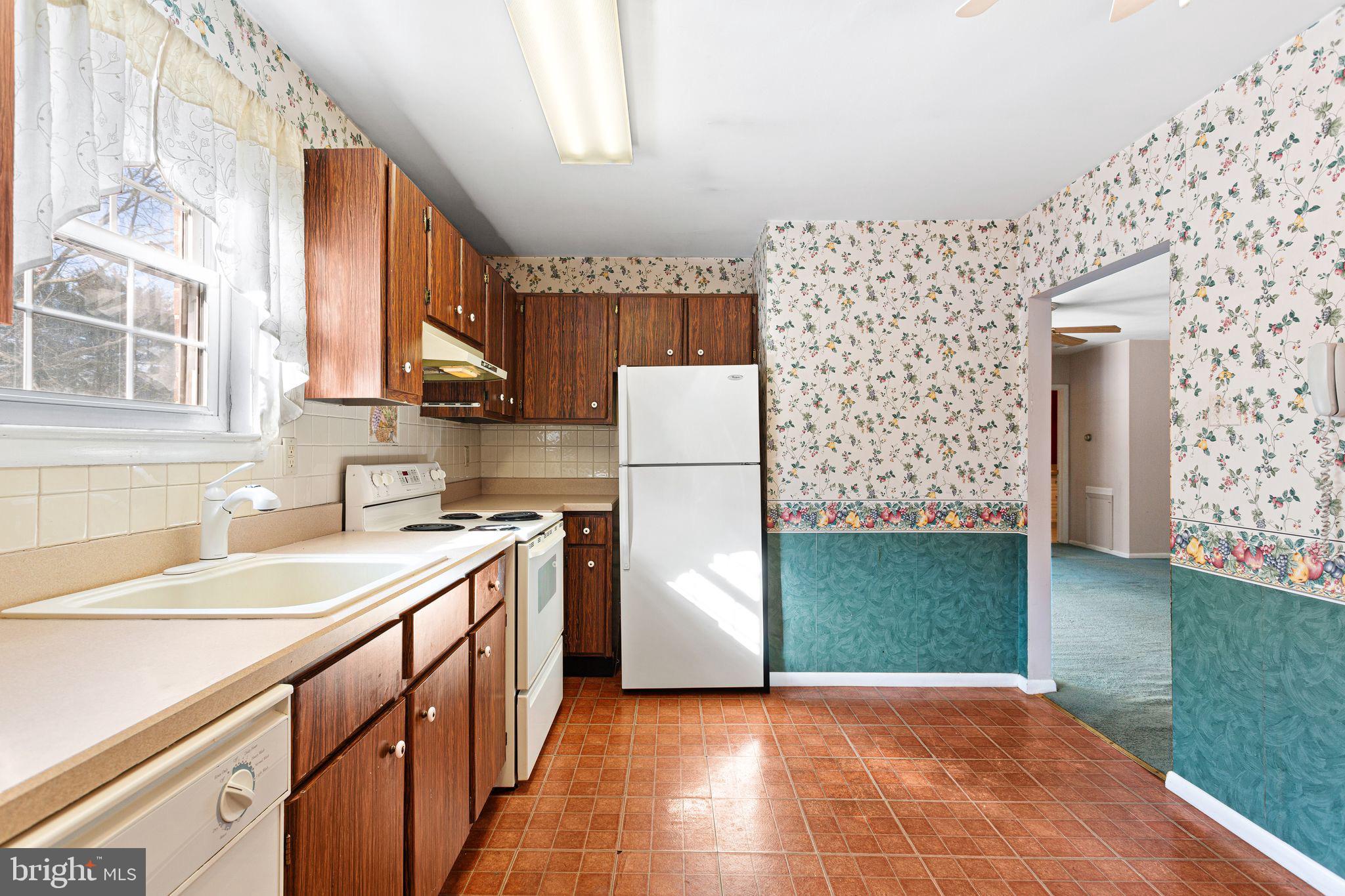 1475 Mt Holly Road, Unit B2 Edgewater Park, NJ 08010 - Photo 7 of 14 Charming kitchen with floral accents.