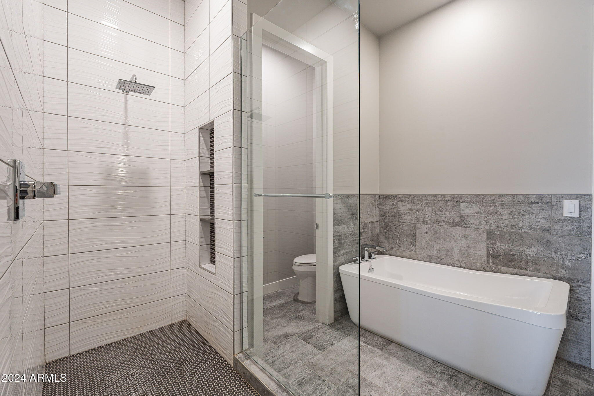 2645 East Osborn Road, Unit 3 Phoenix, AZ 85016 - Photo 21 of 31 a bathroom with a bathtub and shower