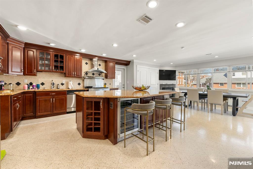 1070 Cumbermeade Road Fort Lee, NJ 07024 - Photo 6 of 34