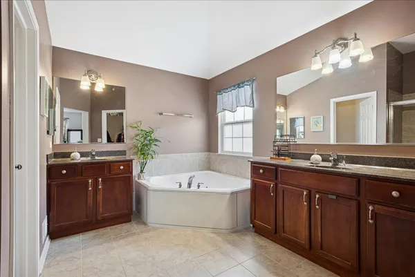 $645,000 | 1715 White Oak Lane, Hoffman Estates, IL 60192