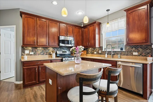 $645,000 | 1715 White Oak Lane, Hoffman Estates, IL 60192