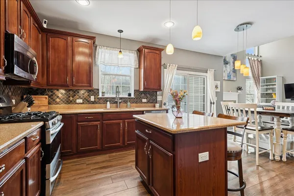 $645,000 | 1715 White Oak Lane, Hoffman Estates, IL 60192