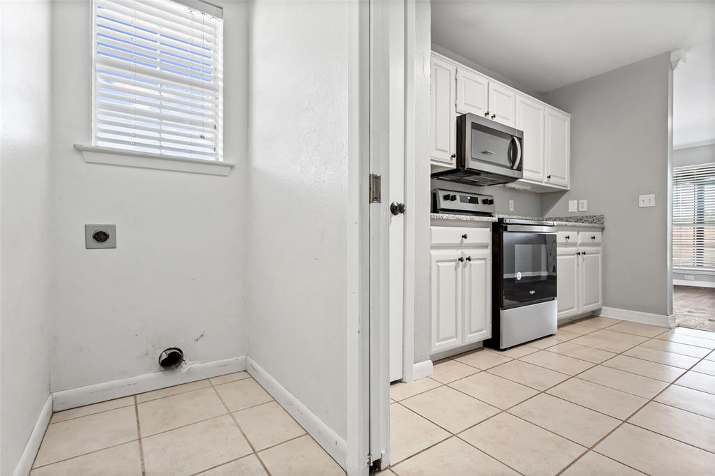 712 Billups Street Van Alstyne, TX 75495 - Photo 18 of 38 a view of a kitchen with electric appliances