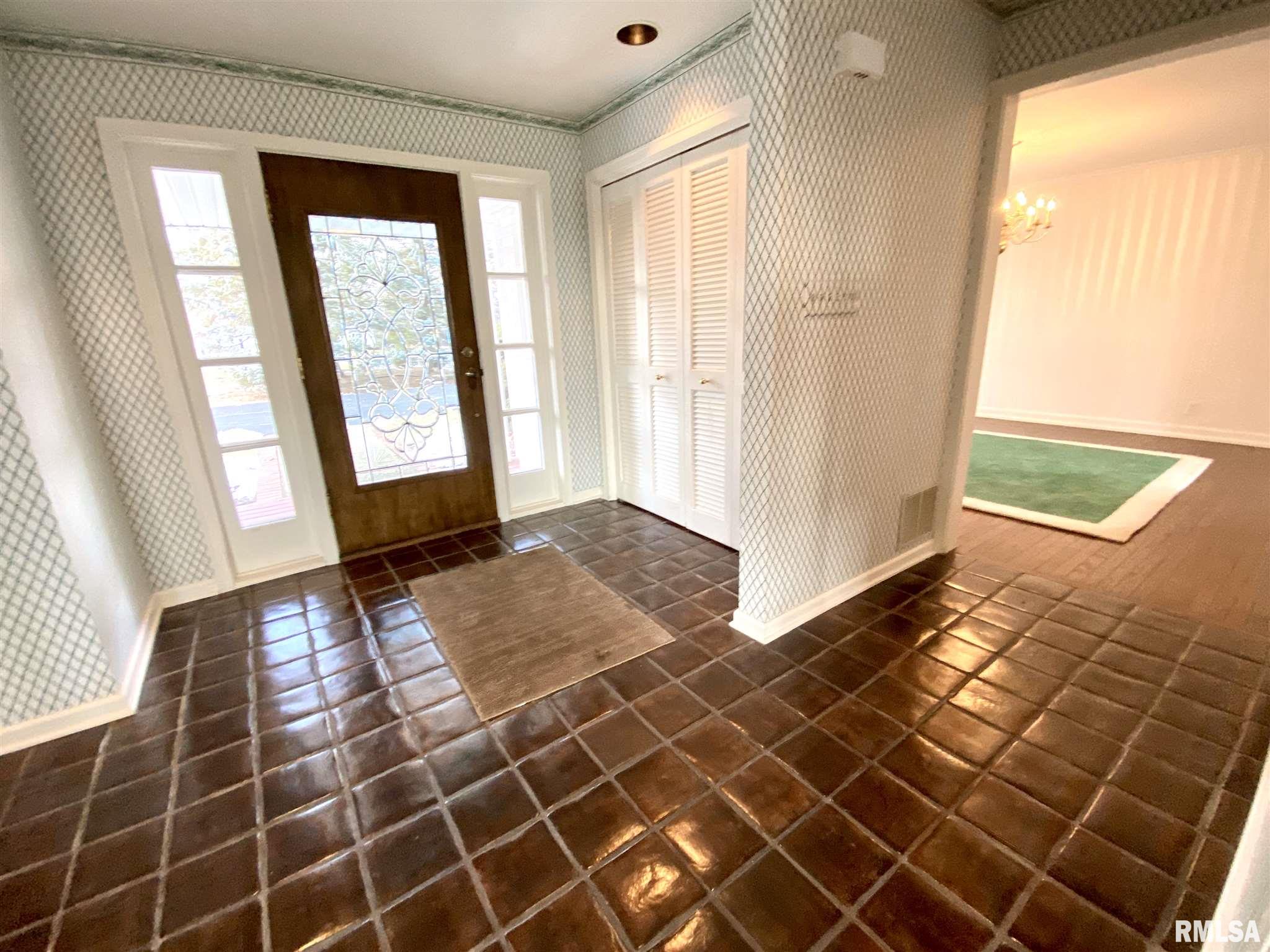 404 East High Point Road Peoria, IL 61614 - Photo 5 of 38 Gallery Image 5