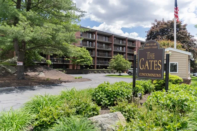 a view of a back yard