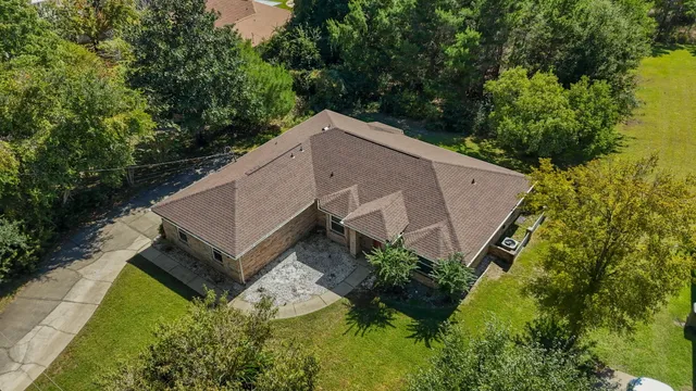 a view of a backyard