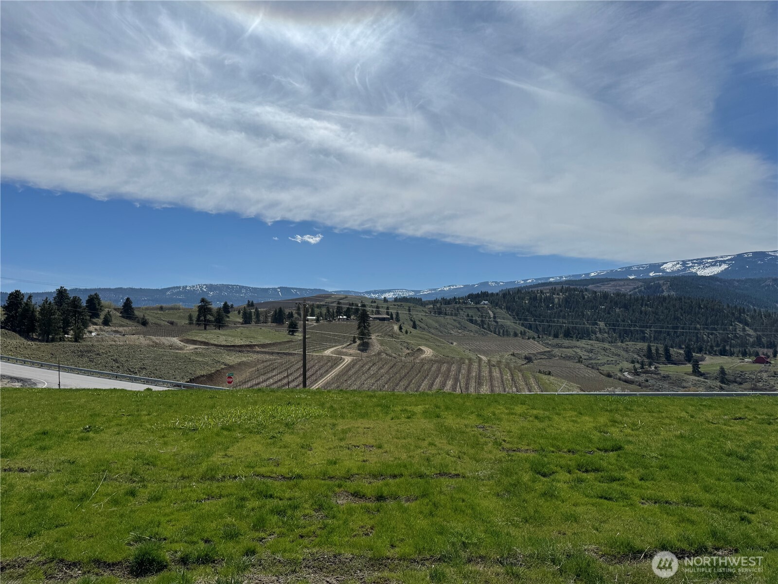 2 Wenatchee Heights Road Wenatchee, WA 98801 - Photo 4 of 5 a view of lake with mountain