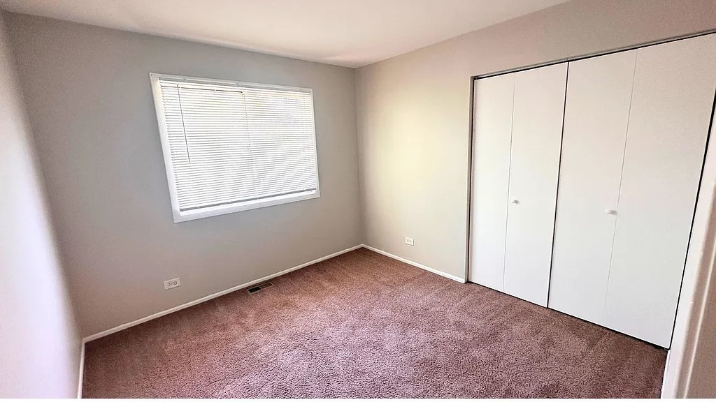 123 Oriole Road Matteson, IL 60443 - Photo 9 of 27 an empty room with windows