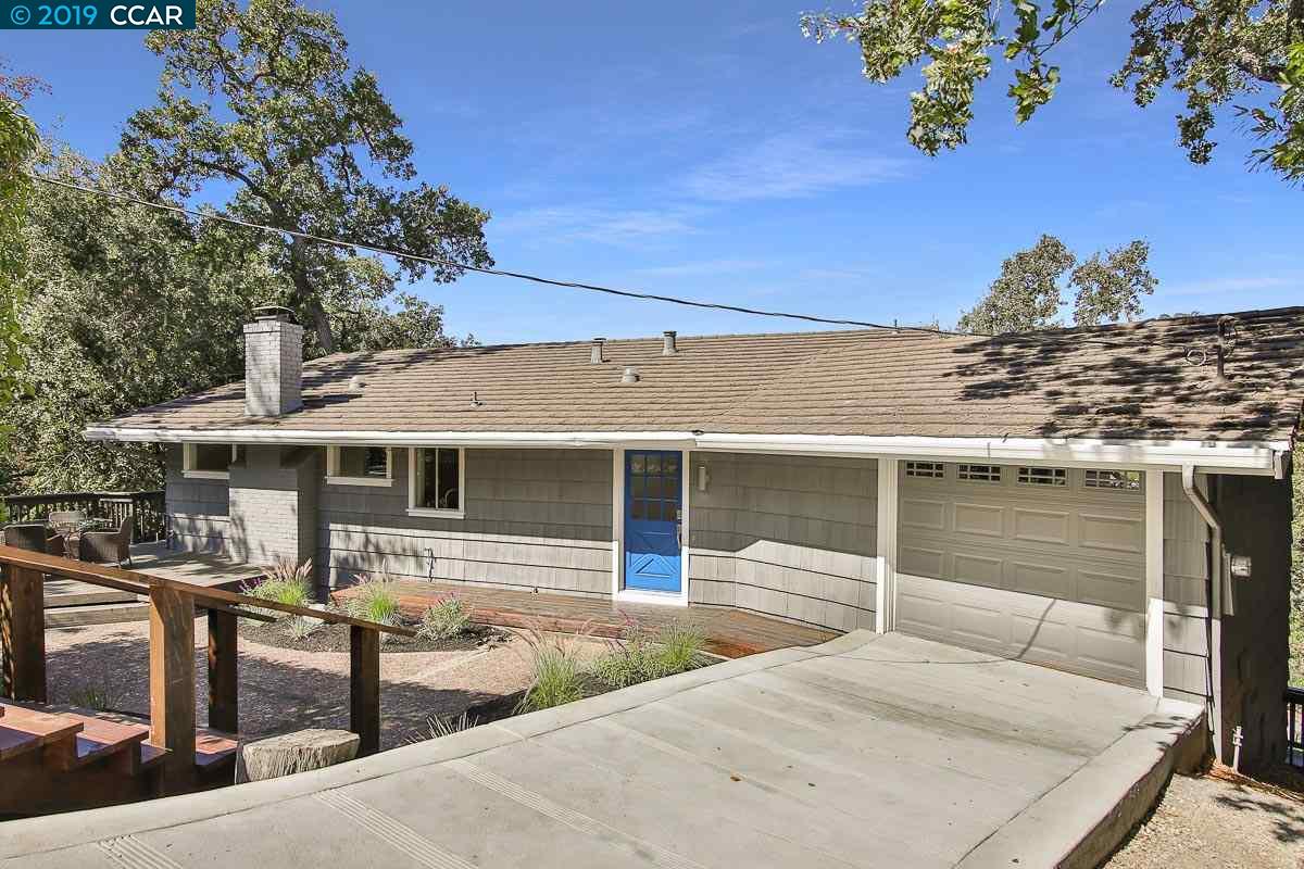a view of a house with backyard