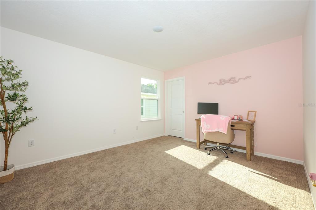 1137 Bradford Rdg Drive Leesburg, FL 34748 - Photo 25 of 37 a workspace with furniture and a potted plant