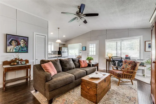 $1,975 | 1813 Oak Shore Drive, Tool, TX 75143