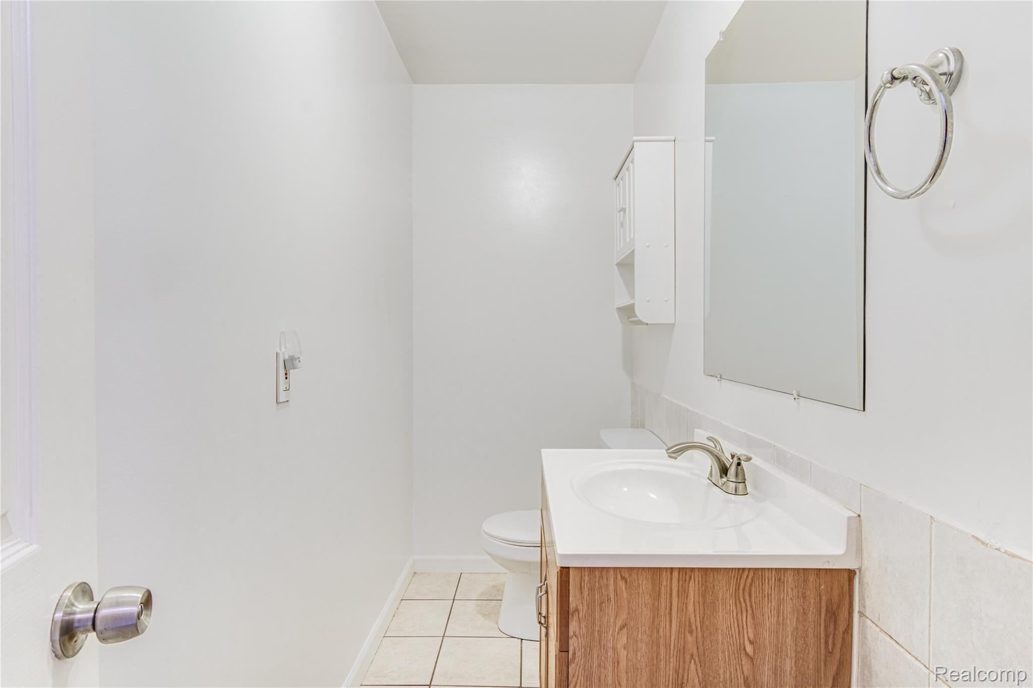 8530 Duffield Road Flushing, MI 48433 - Photo 25 of 29 Half Bath.jpg