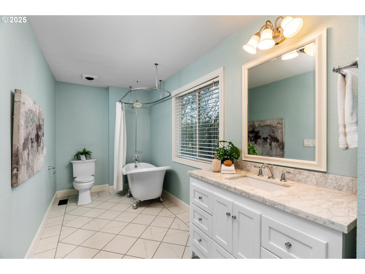 9908 Southwest Quail Post Road Portland, OR 97219 - Photo 16 of 29 Bathroom, Attached