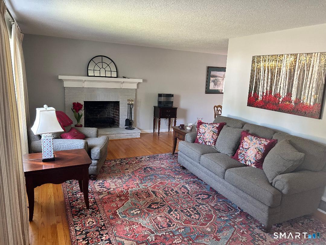 21 Parklawn Circle Waterbury, CT 06708 - Photo 4 of 13