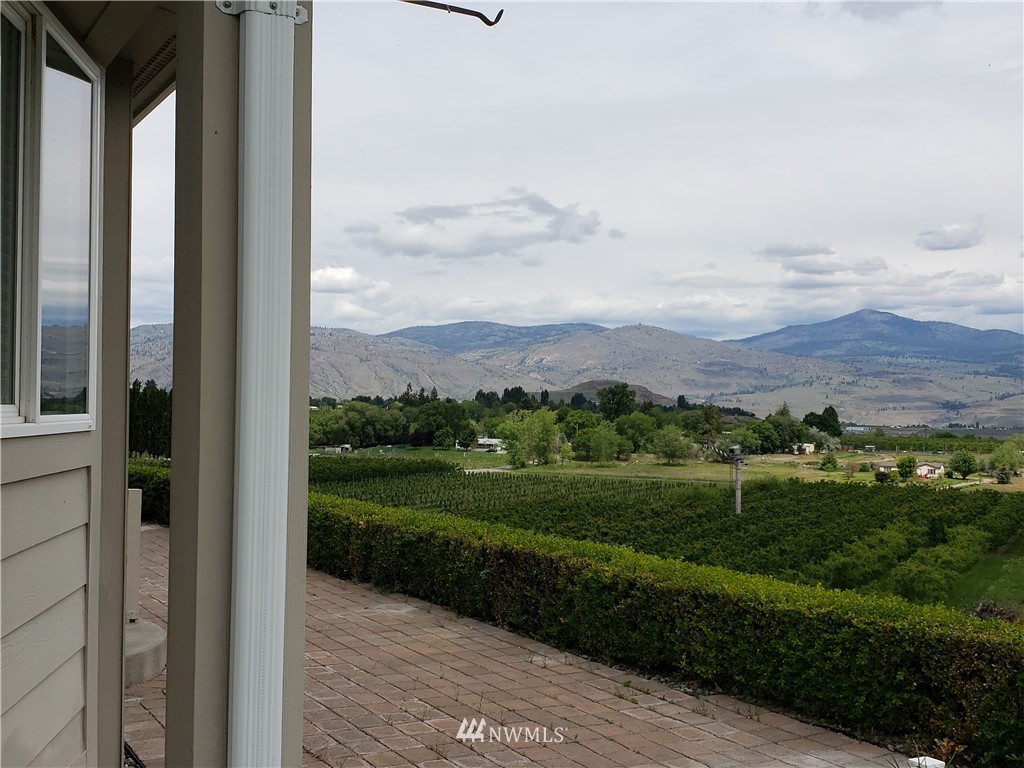 12 Caudill Road Omak, WA 98841 - Photo 3 of 37 a view of a city from a hallway