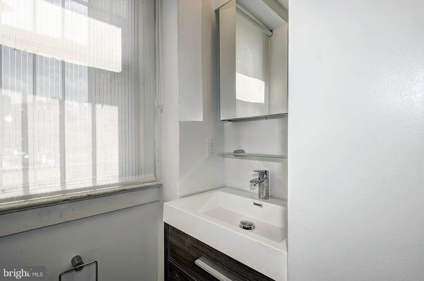 1910 Kalorama Road Northwest, Unit 107 Washington, DC 20009 - Photo 5 of 11 Bath