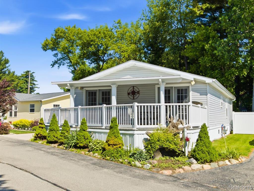 2545 Lakeshore Road Applegate, MI 48401 - Photo 34 of 41