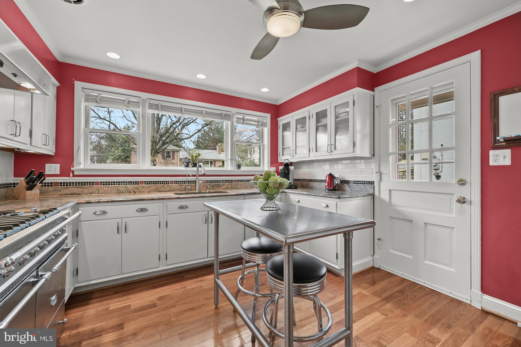 5612 Marengo Road Bethesda, MD 20816 - Photo 12 of 38 Kitchen - Bright!