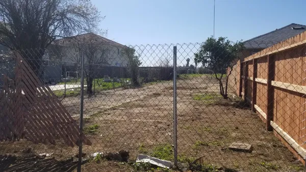 a view of a backyard