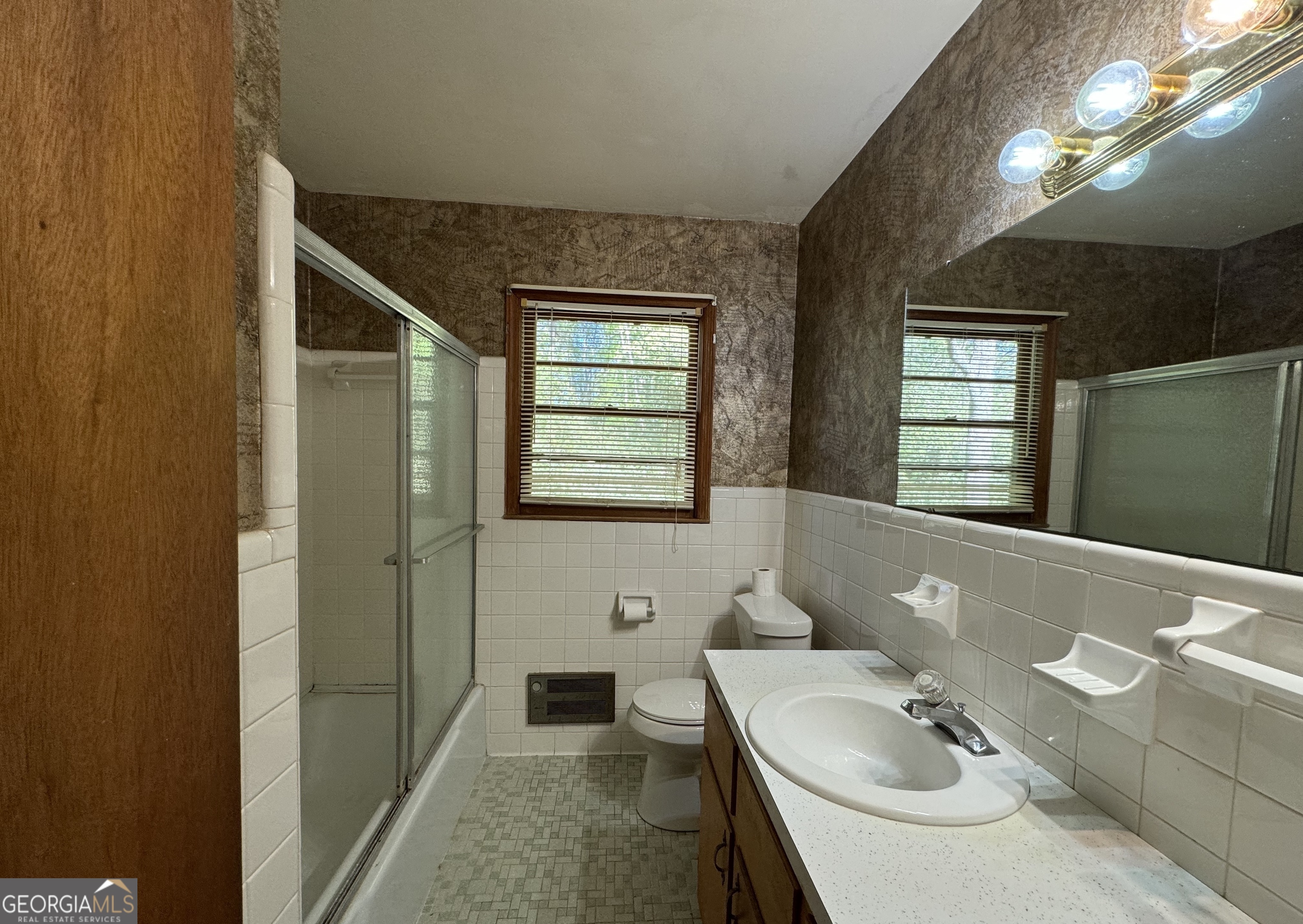 133 McCaskill Drive Jackson, GA 30233 - Photo 11 of 26 a bathroom with a sink a toilet and shower