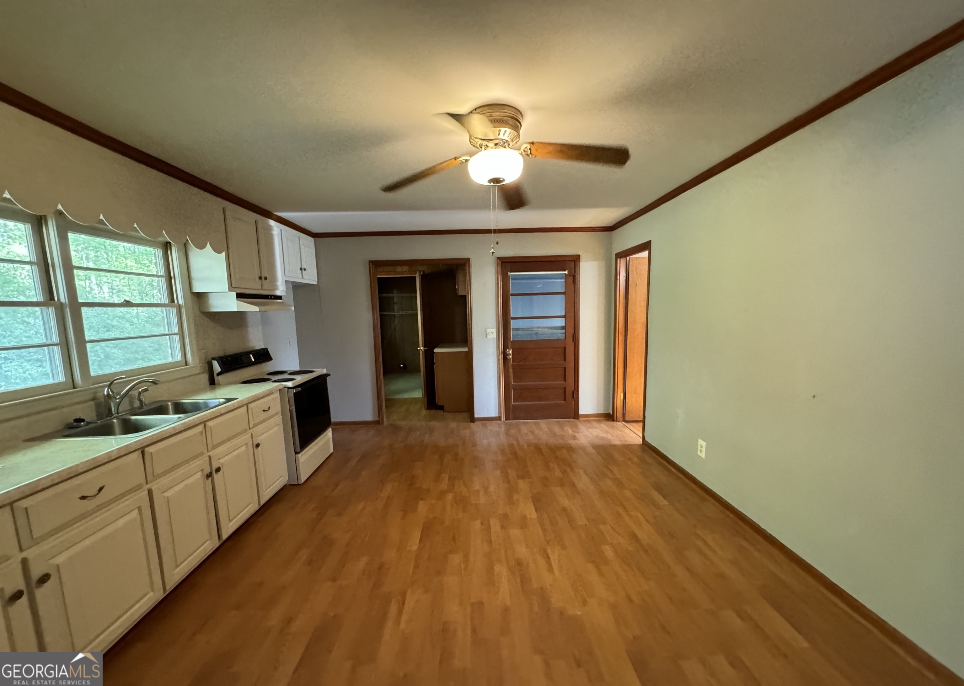 133 McCaskill Drive Jackson, GA 30233 - Photo 8 of 26 a large kitchen with granite countertop a stove a sink and a large window