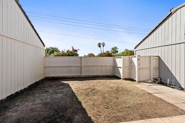 a view of a backyard