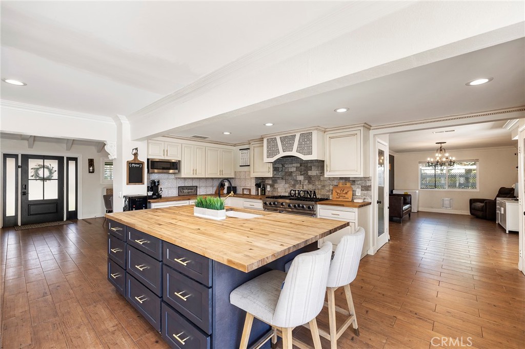 41480 Luz Del Sol Temecula, CA 92591 - Photo 19 of 44 a large kitchen with a table and chairs