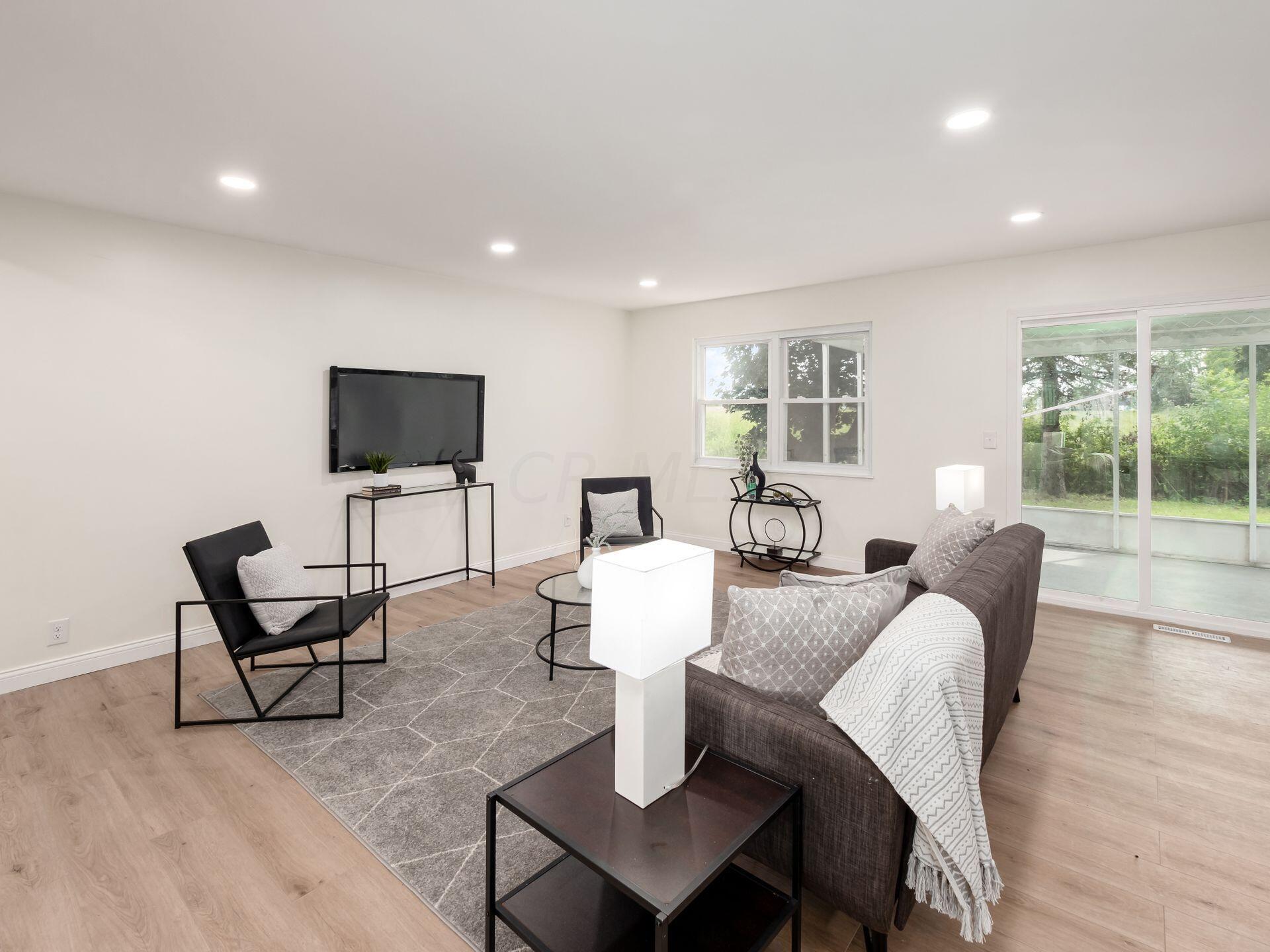 6489 Renner Road Columbus, OH 43228 - Photo 4 of 30 012_d5a980f_A 6489 Renner 023
