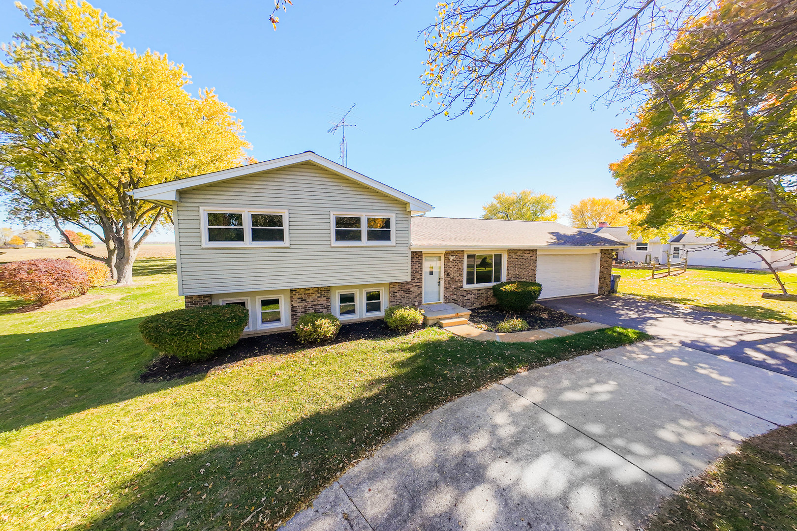 21044 Virginia Road DeKalb, IL 60115 - Photo 5 of 58 a front view of a house with garden