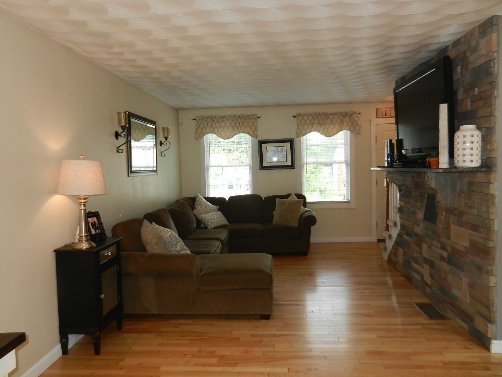71 Arnold Road Coventry, RI 02816 - Photo 8 of 26 LIVING ROOM
