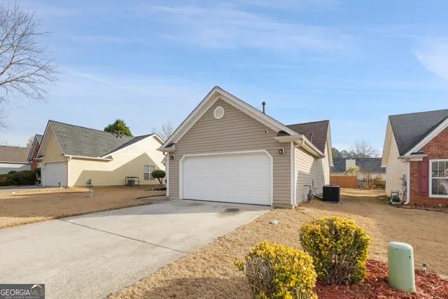 a view of a house with a backyard