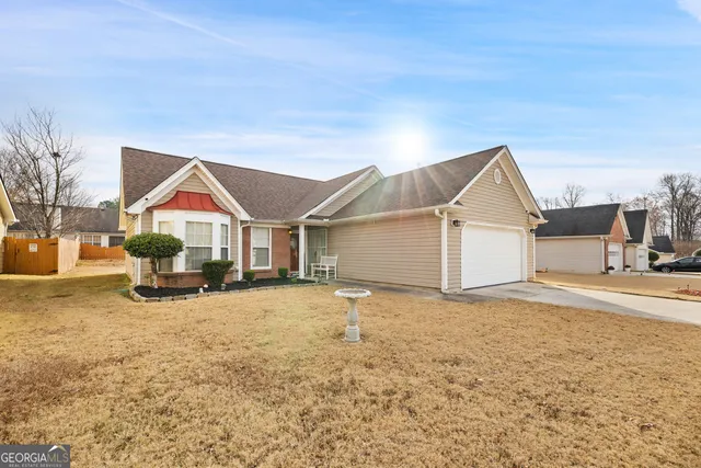 a view of a house with a yard