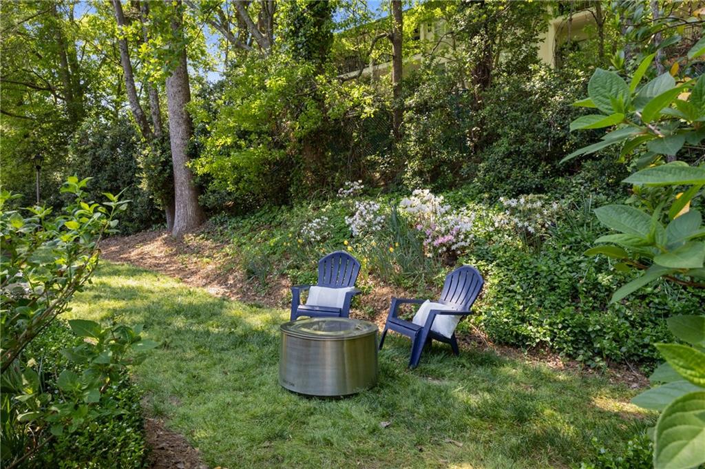 26 Howell Mill Road Northwest Atlanta, GA 30327 - Photo 27 of 33 a backyard of a house with table and chairs