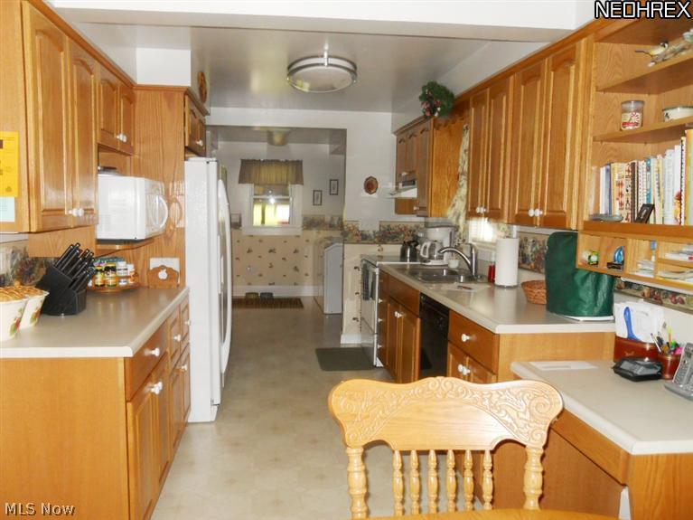 17540 Kinsman Road Middlefield, OH 44062 - Photo 4 of 16 Beautiful custom designed kitchen with Corian counters, all appliances, desk area, large closet/pantry