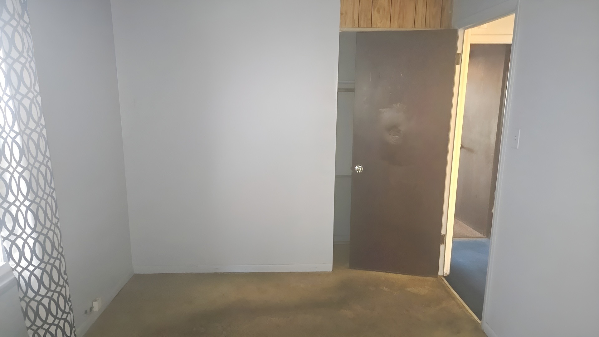16628 Winchester Avenue Markham, IL 60428 - Photo 11 of 19 an empty room with windows