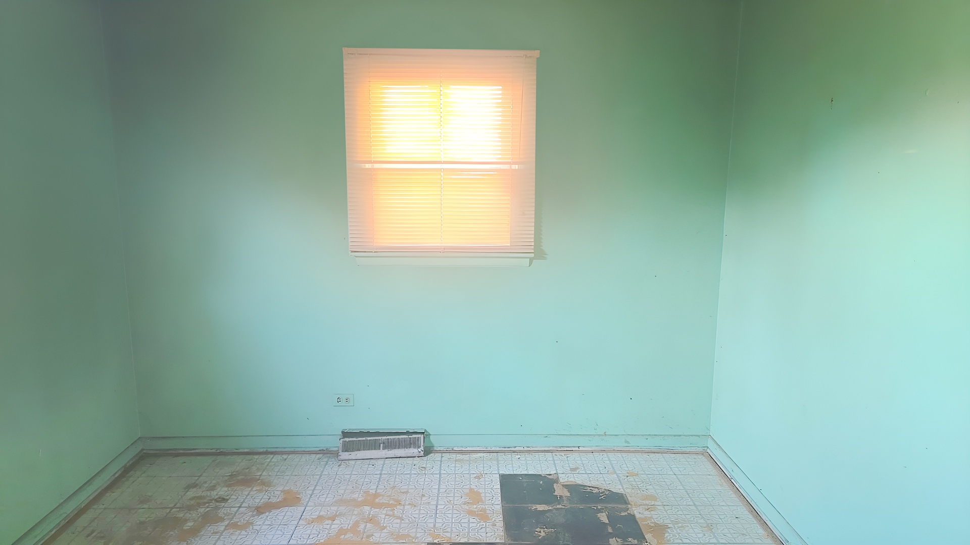 16628 Winchester Avenue Markham, IL 60428 - Photo 12 of 19 an empty room with a window