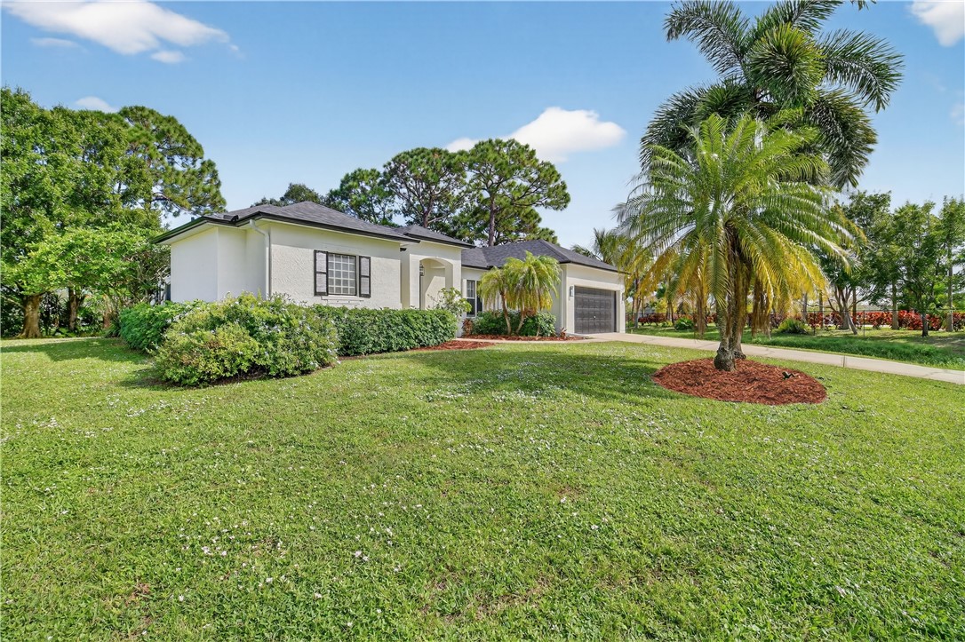 1712 Shakespeare Street Sebastian, FL 32958 - Photo 34 of 36 a house view with a garden space