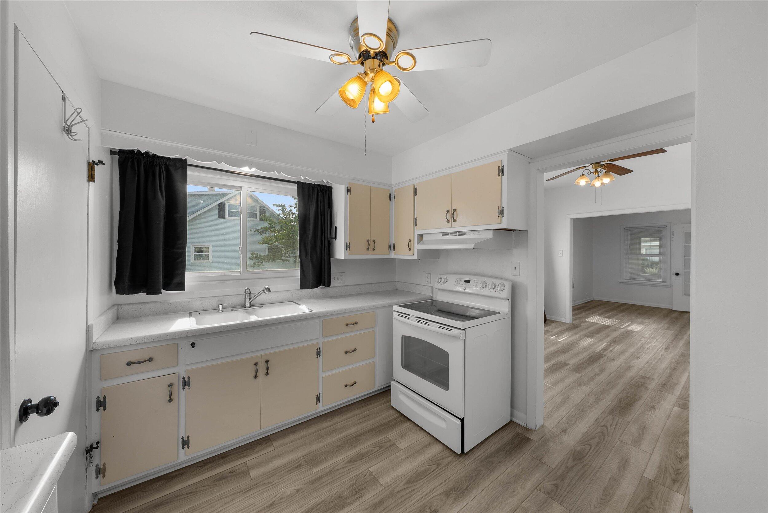 110 Maple Street Belgium, WI 53004 - Photo 15 of 27 04-Kitchen