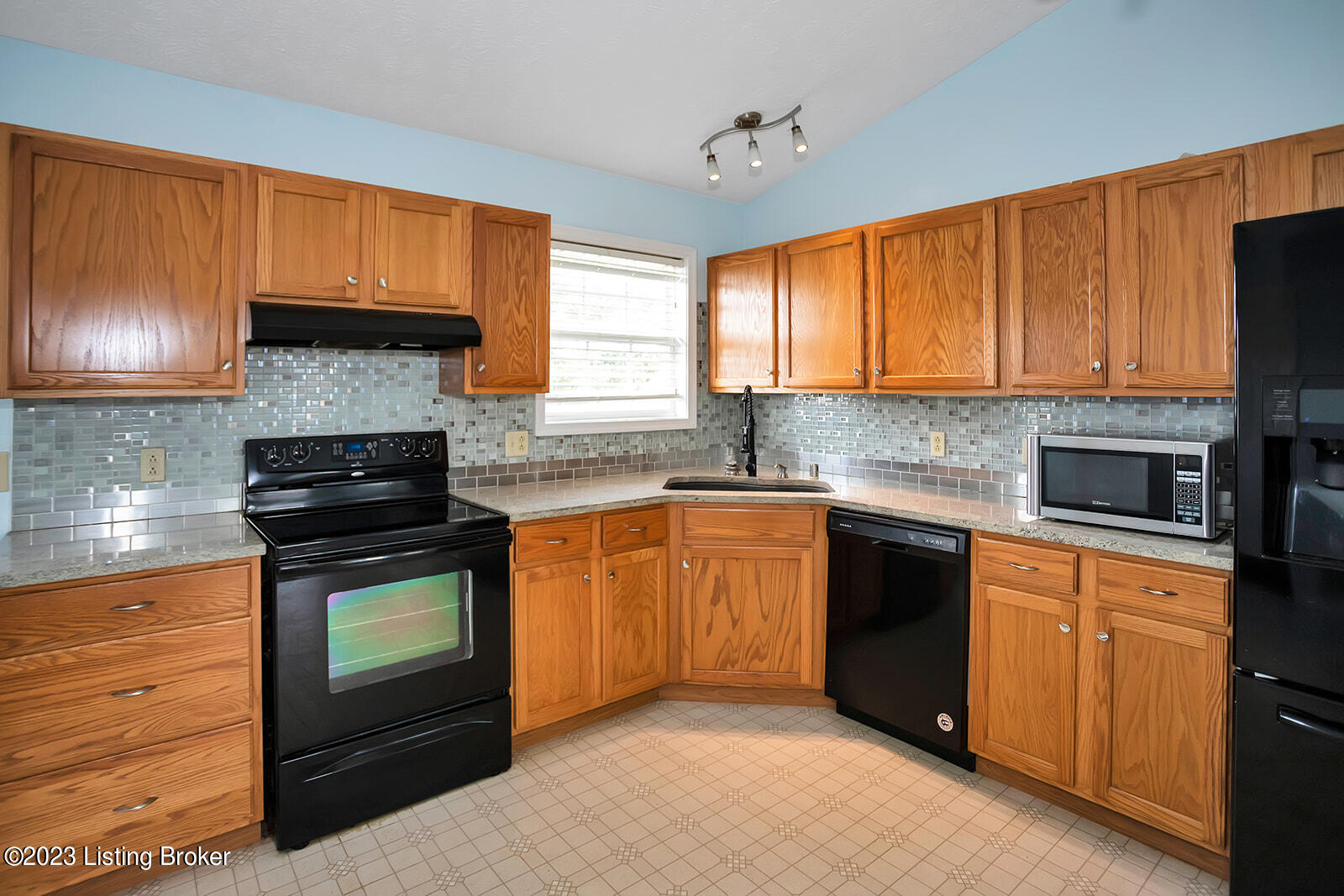 185 Dustin Way Shepherdsville, KY 40165 - Photo 4 of 15 IMG_9138_websize