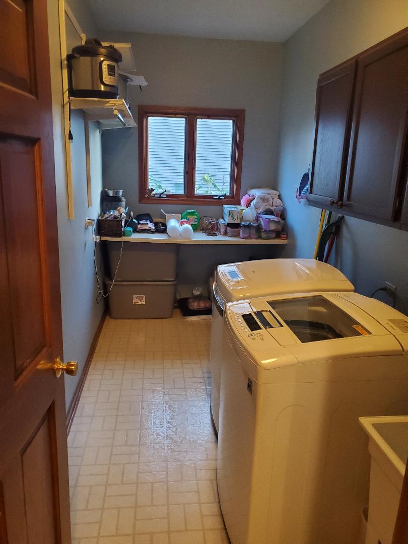 1385 Stonegate Road Algonquin, IL 60102 - Photo 17 of 32 a utility room with dryer and washer