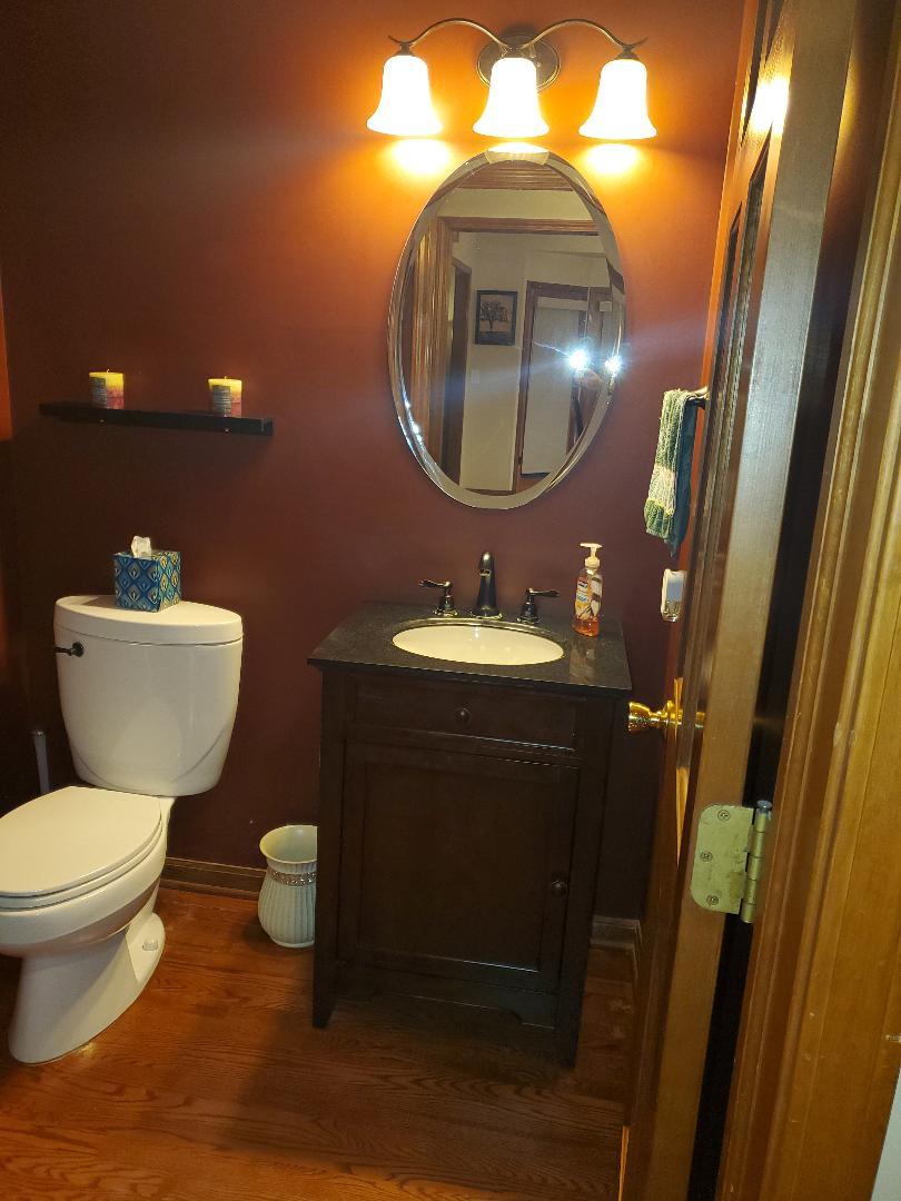 1385 Stonegate Road Algonquin, IL 60102 - Photo 18 of 32 a bathroom with a toilet sink and mirror