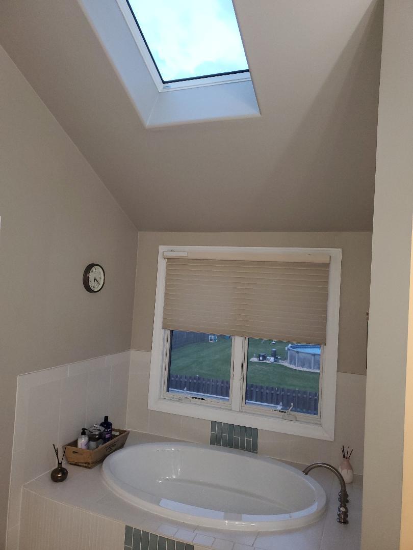 1385 Stonegate Road Algonquin, IL 60102 - Photo 22 of 32 a bathroom with a toilet and a sink
