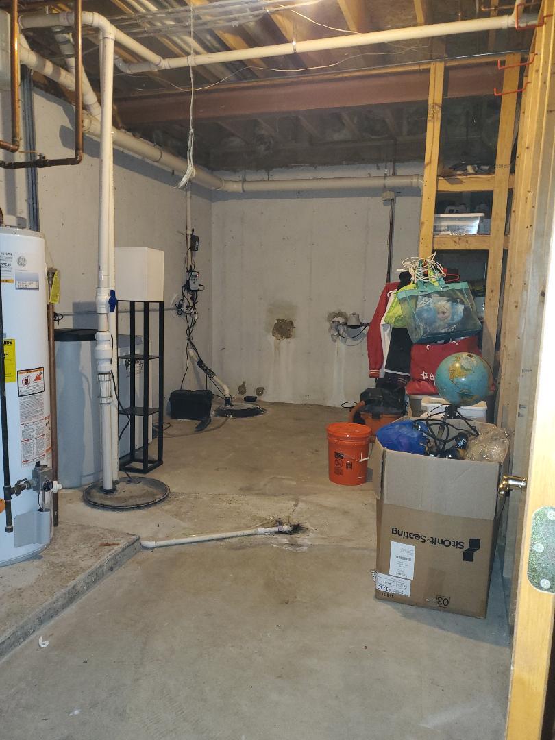 1385 Stonegate Road Algonquin, IL 60102 - Photo 31 of 32 a room with gym equipment